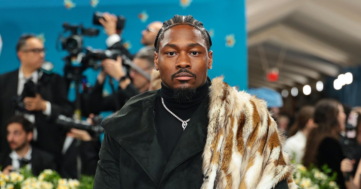New England Patriots Coach Mike Vrabel Comments on Viral Stefon Diggs Boat Video