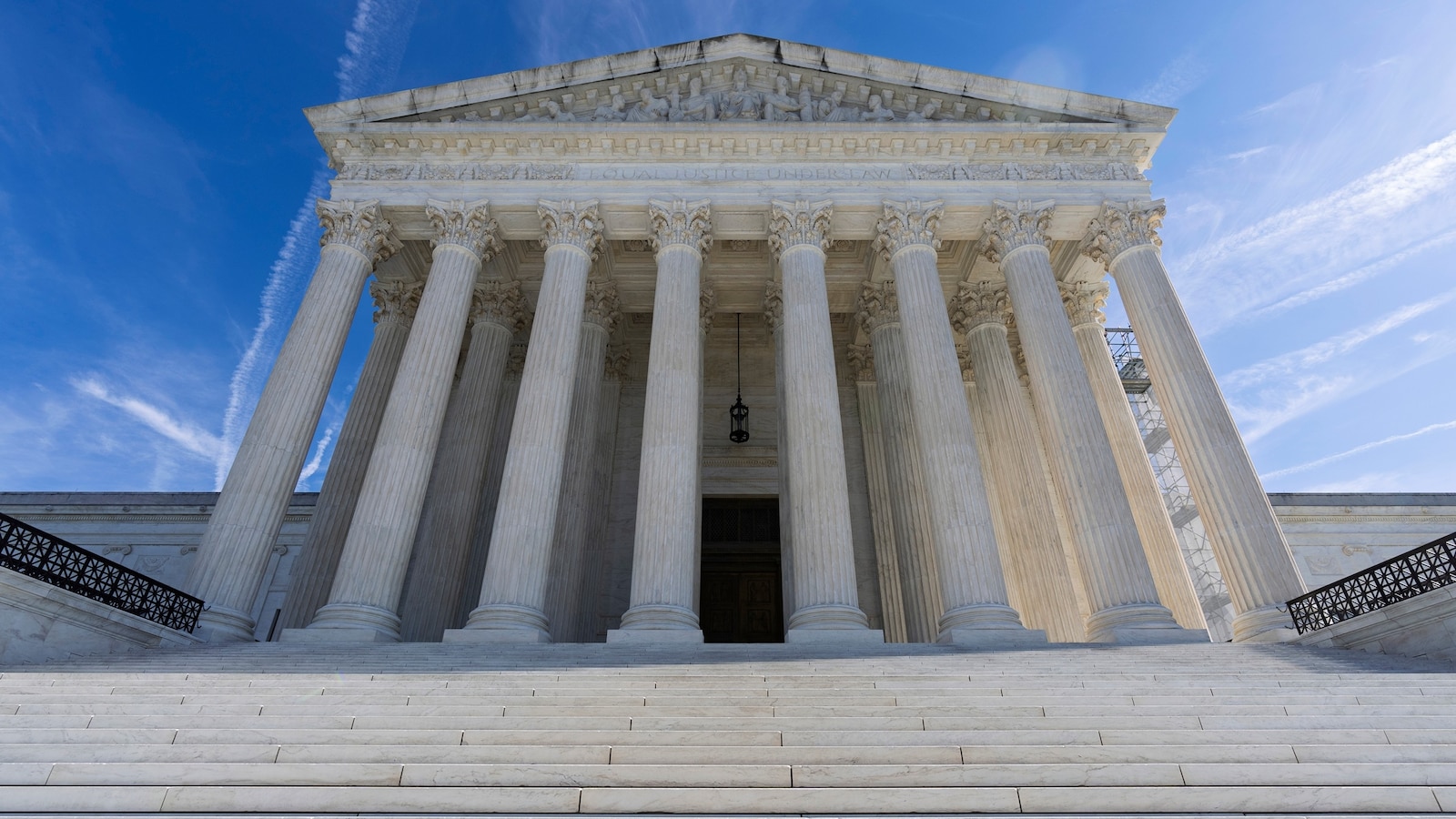 Supreme Court Permits White House to Temporarily Halt Protections for 350,000 Venezuelans